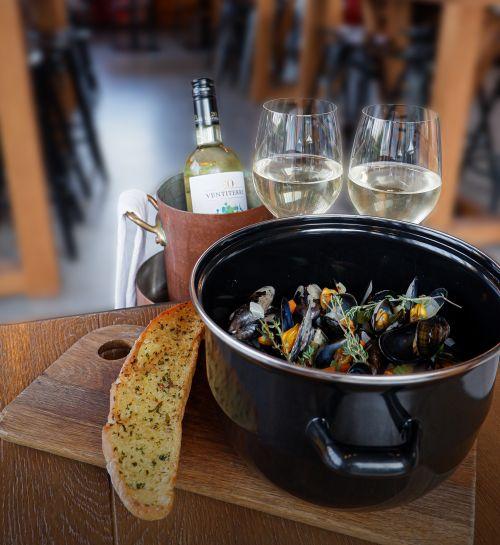 Mussels Monday at Grapeskin
