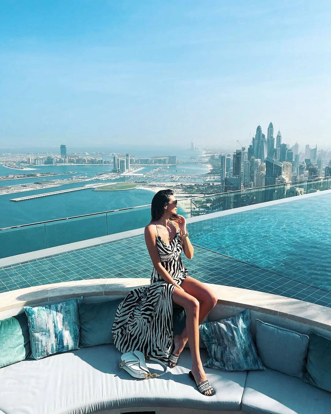 TOP POOL BARS & LOUNGES IN DUBAI