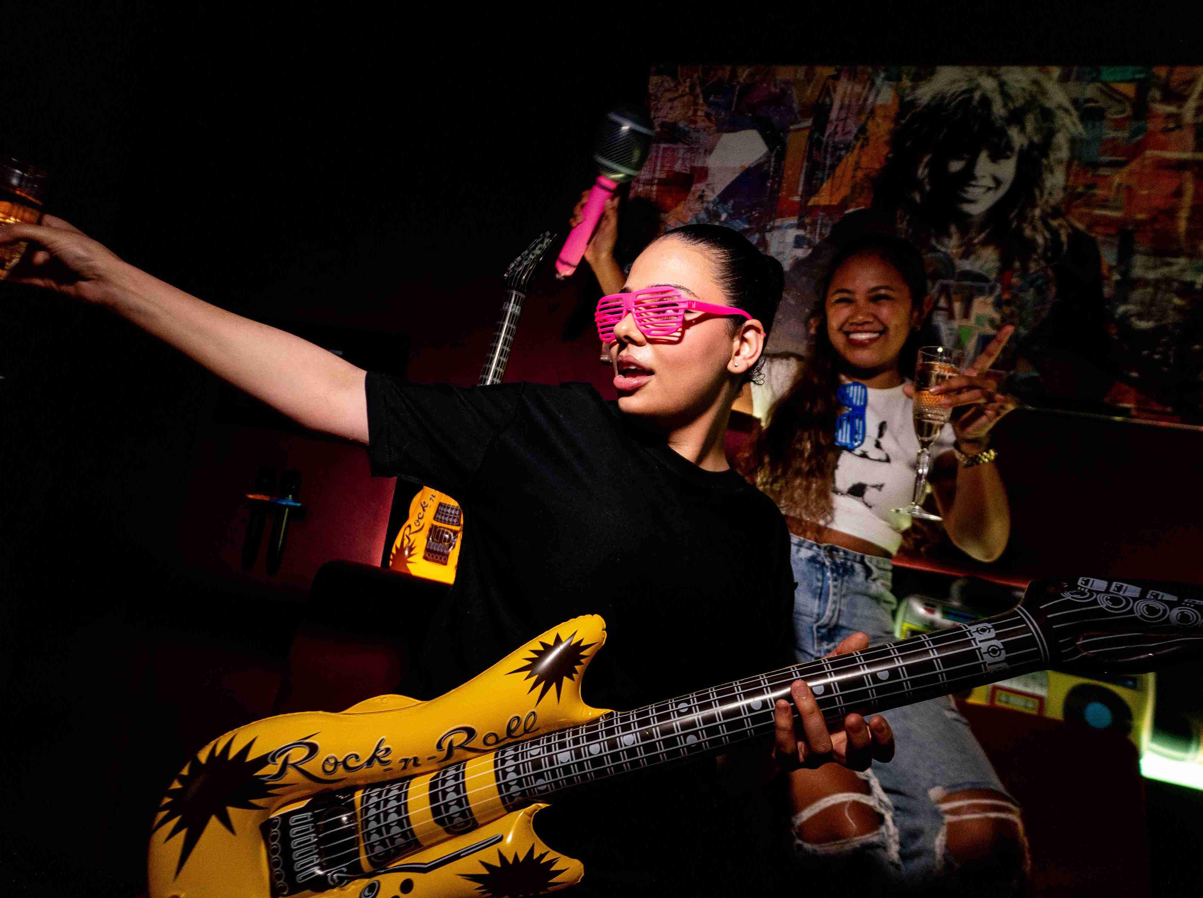 Top karaoke bars in Dubai you have to try: grab your spotlight!