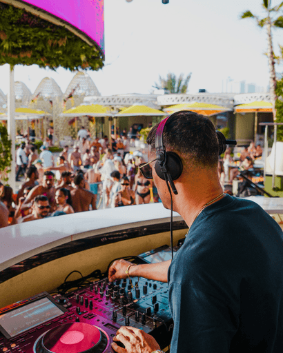 Sunday House in Paradise